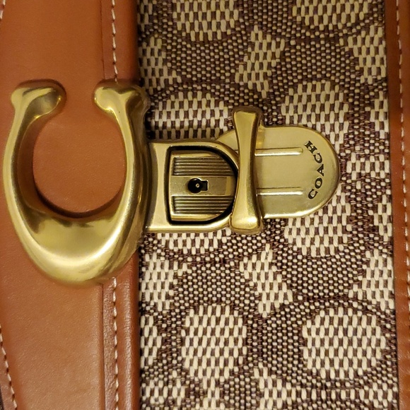 Coach Studio 19 - Picture 7 of 12